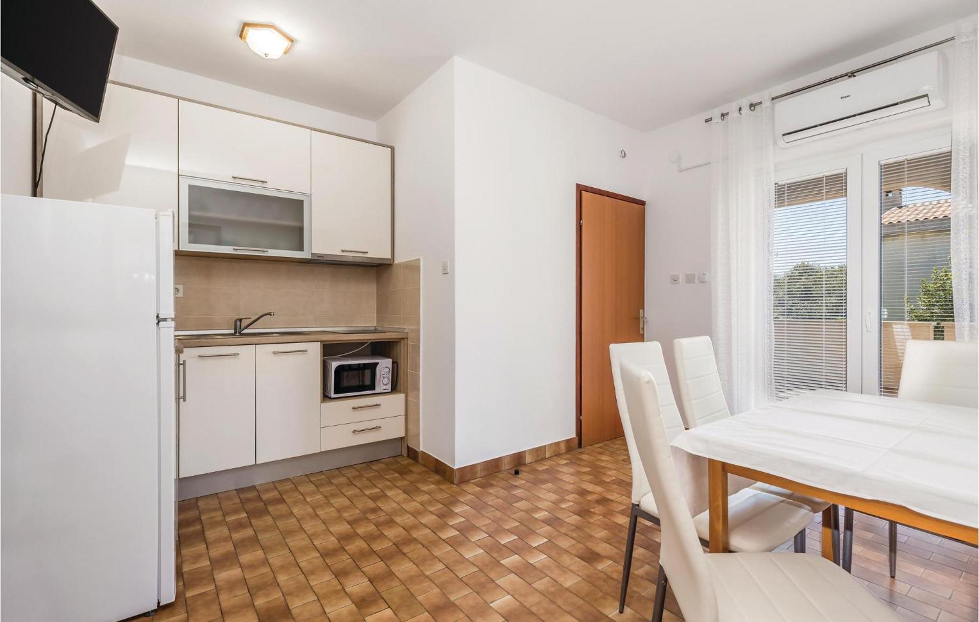 Lovely Apartment In Mandre With Wifi ภายนอก รูปภาพ