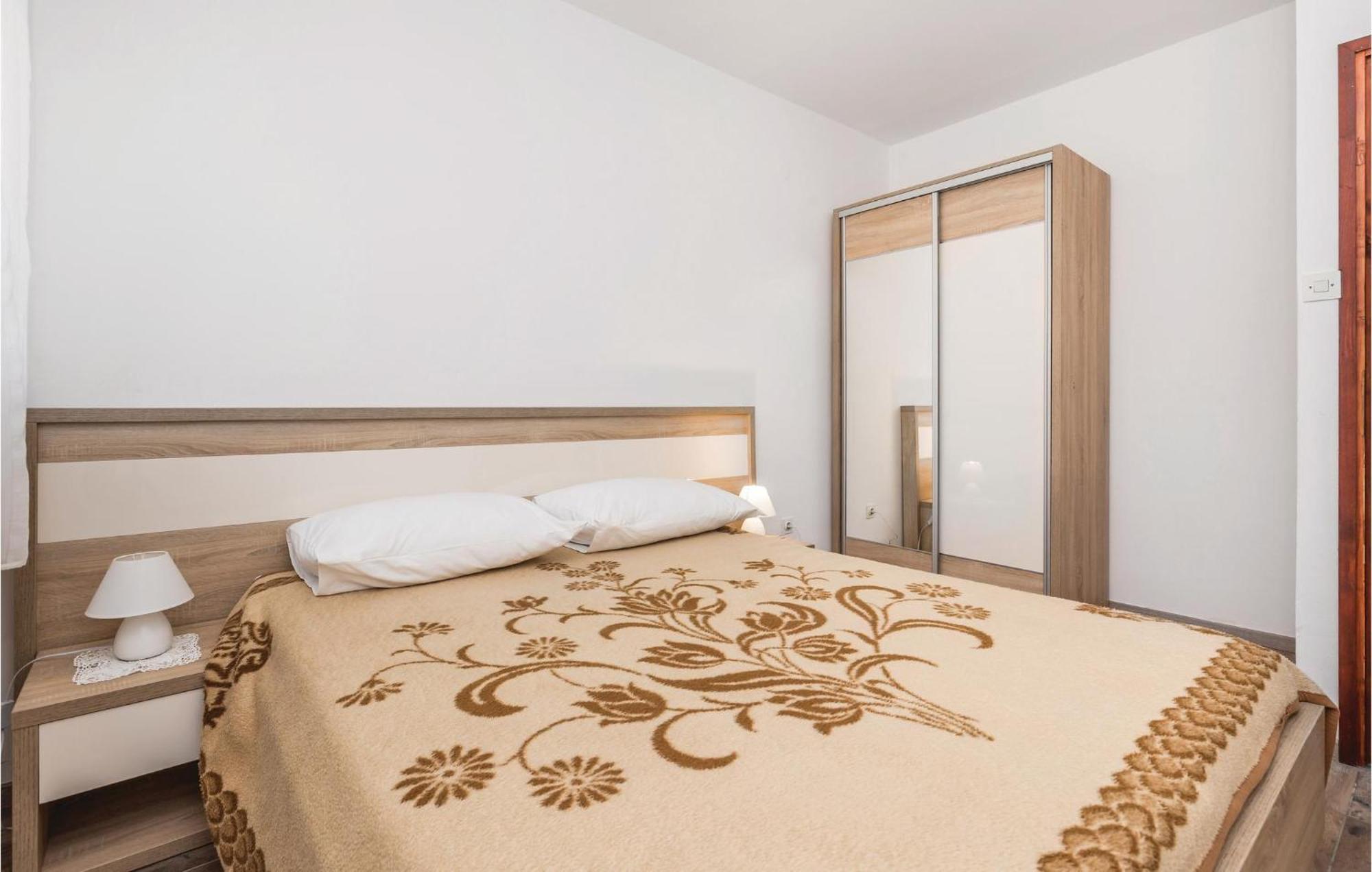 Lovely Apartment In Mandre With Wifi ภายนอก รูปภาพ